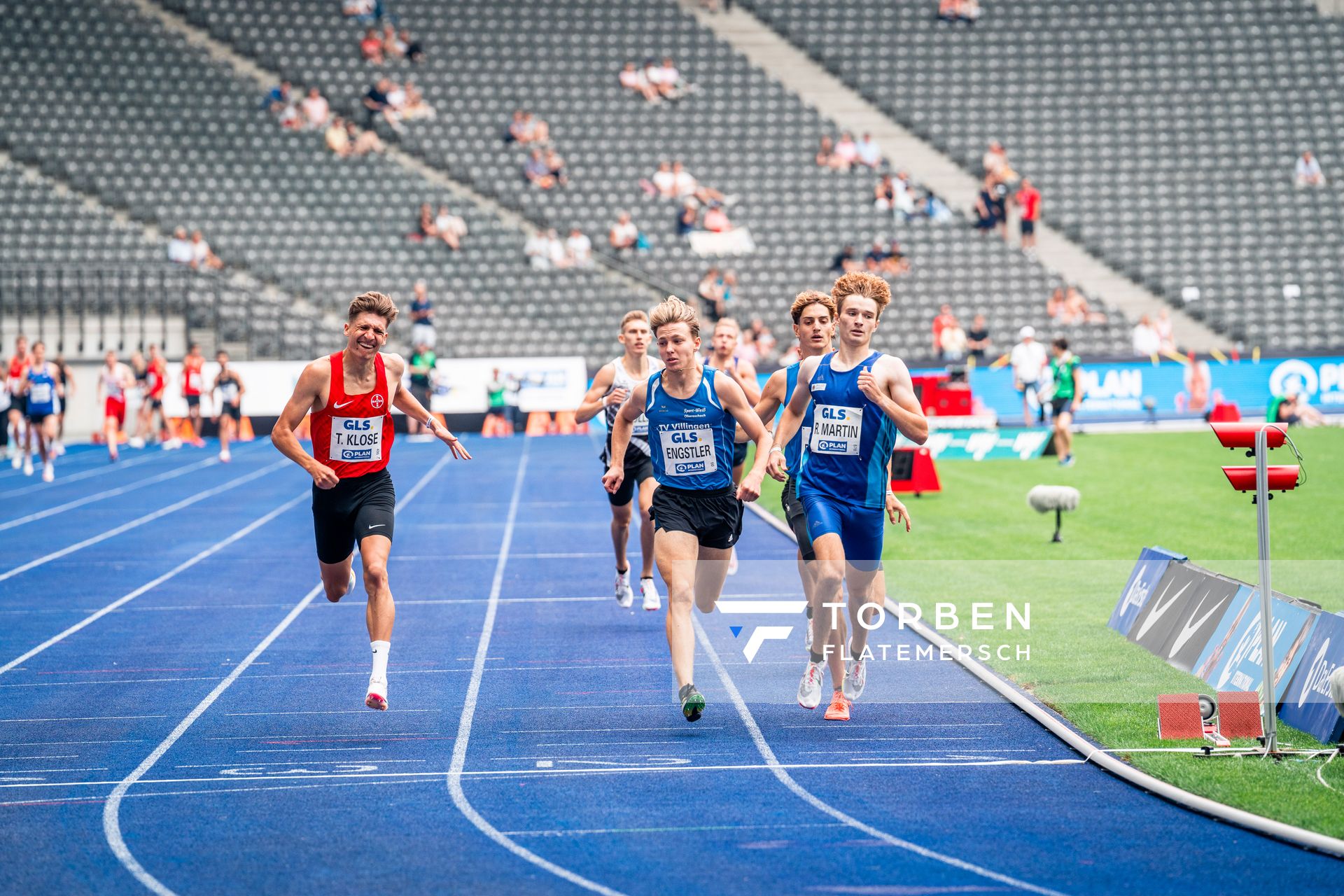 Auf der Zielgeraden: Tom Klose (TSV Bayer 04 Leverkusen), Robert Fuelle (SSV Ulm 1846), Adrian Engstler (TV Villingen), Felix Wittmann (Leichtathl.-SG Eschweiler), Rocco Martin (SG Motor Gohlis-Nord Leipzig) waehrend der deutschen Leichtathletik-Meisterschaften im Olympiastadion am 25.06.2022 in Berlin